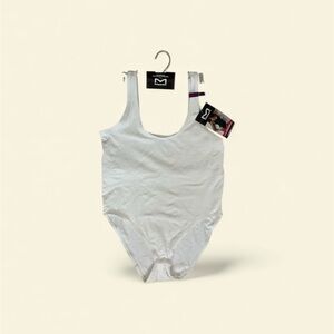 Maidenform Women’s Smoothing Seamless Bodysuit Built-In Bra White 2XL